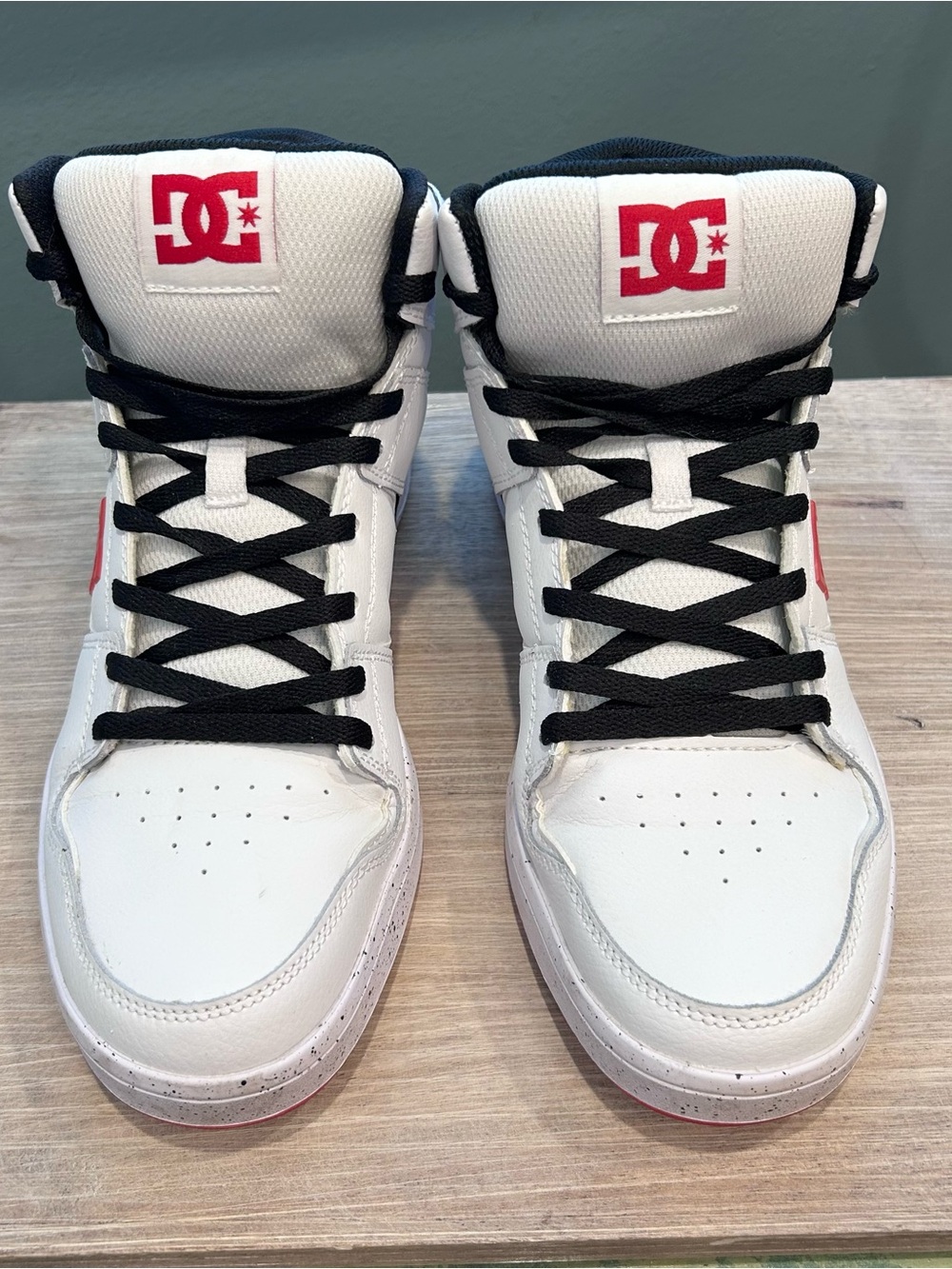 DC Shoes Cure Hi Top White Red Black Skate Sneakers Men’s Size 8.5 ADYS400072